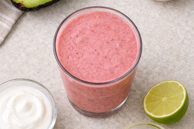 God Smoothie med Avokado, Jordgubbar och Yoghurt