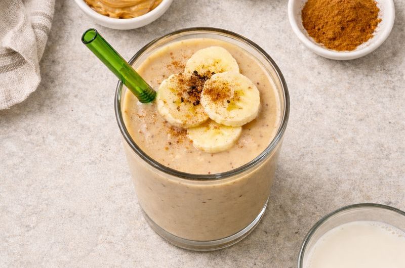 God Smoothie med Jordnötssmör, Mandelmjölk och Banan