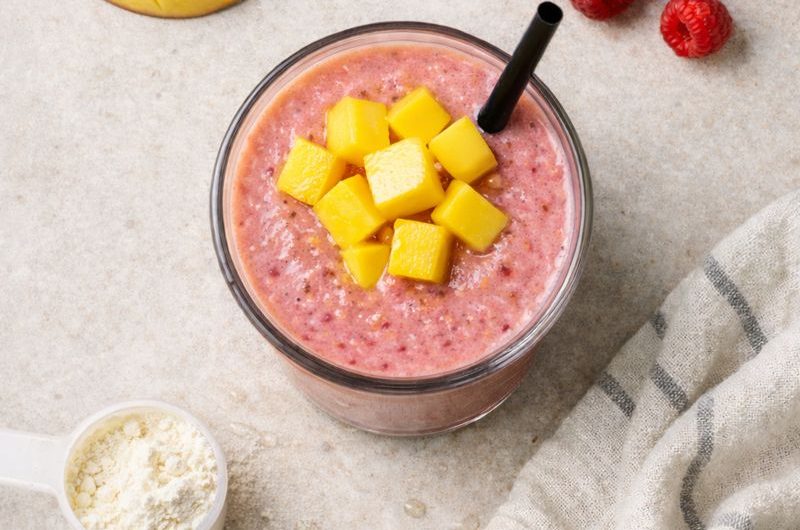 Kalorisnål Smoothie med Mango, Hallon och Proteinpulver