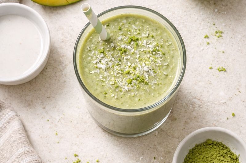 Frukost-Smoothie med Matcha, Kokosmjölk och Mango