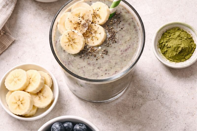 Antioxidativ Smoothie med Matcha, Yoghurt och Blåbär