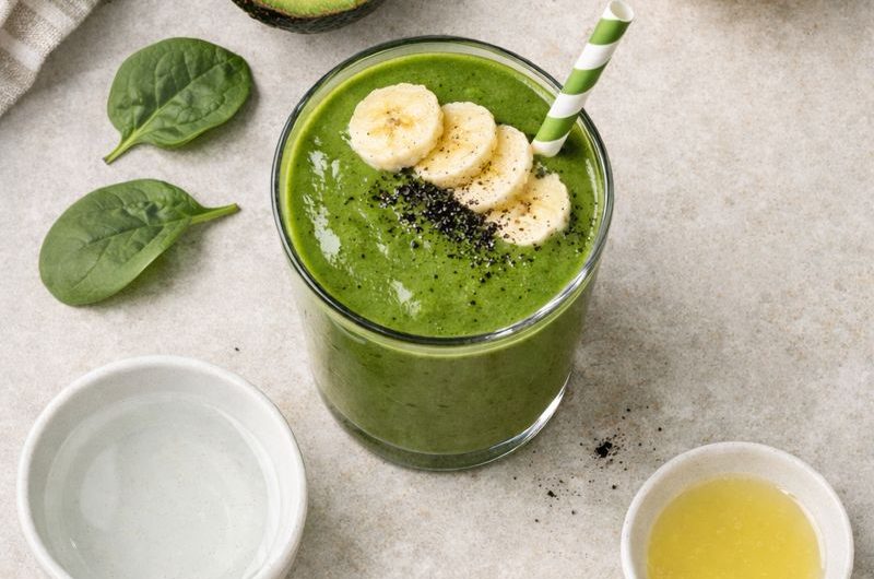 Nyttig Smoothie med Spenat, Avokado och Banan