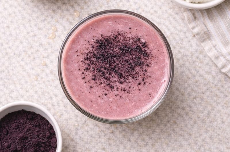 Antioxidativ Smoothie med Acai, Jordgubbar och Yoghurt