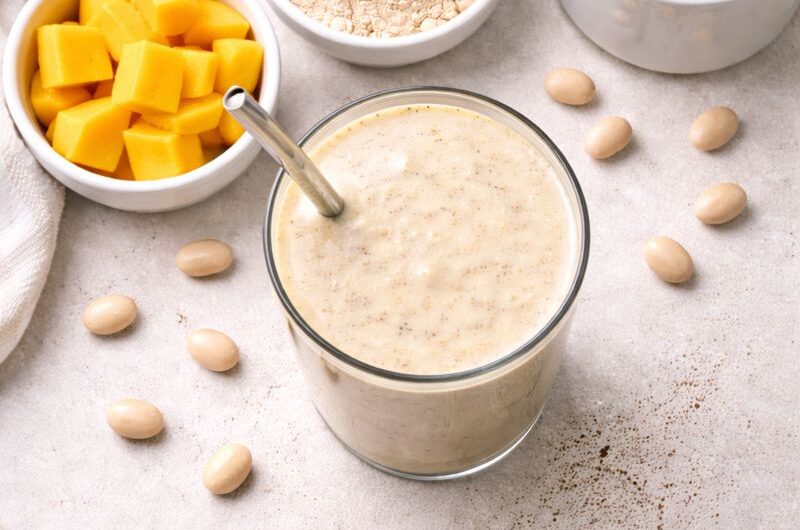 God Smoothie med Bönor, Mango och Proteinpulver