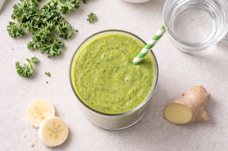 Grön Smoothie med Grönkål, Mango och Proteinpulver