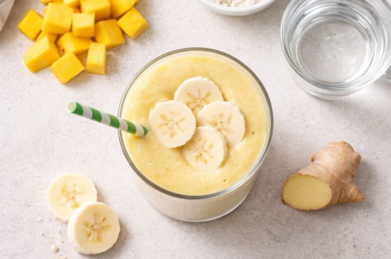 Vegansk Smoothie med Ingefära, Mango och Proteinpulver