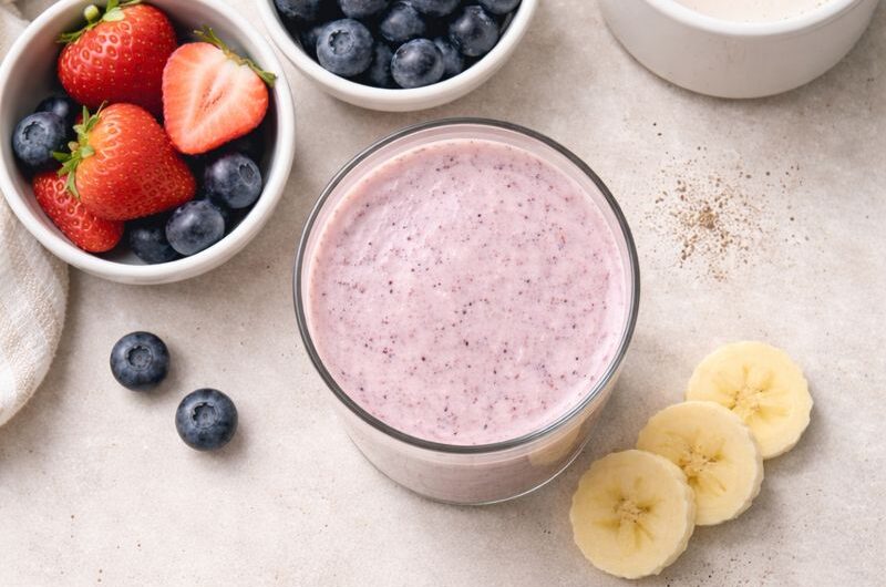 Antioxidativ Smoothie med Jordgubbar, Blåbär och Mandelmjölk