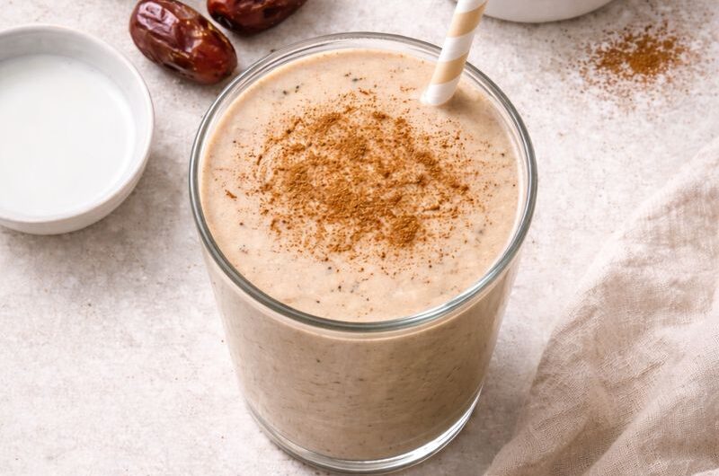 Mättande Smoothie med Jordnötssmör, Dadlar och Havregryn