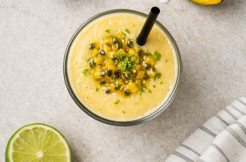 Tropisk Smoothie med Passionsfrukt, Mango och Kokosmjölk