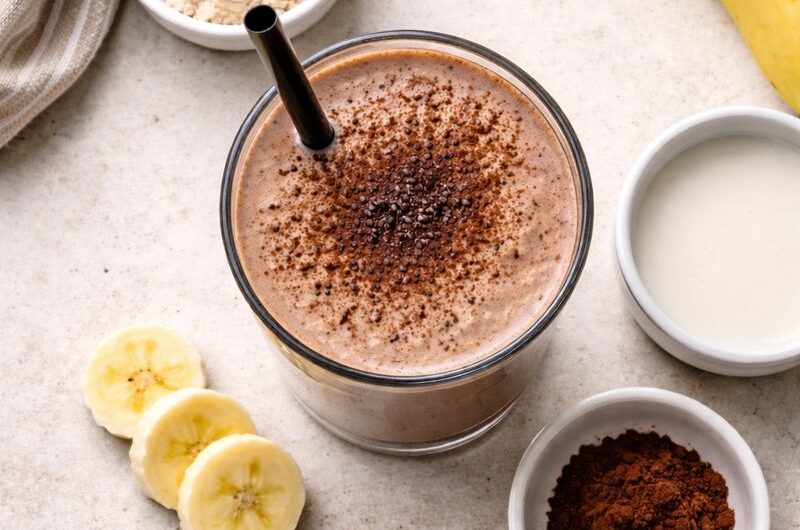 Kalorisnål Smoothie med Proteinpulver, Kakao och Mandelmjölk