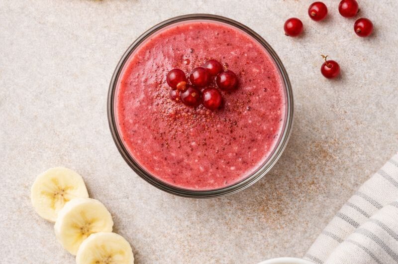 Kalorisnål Smoothie med Röda vinbär, Mango och Proteinpulver