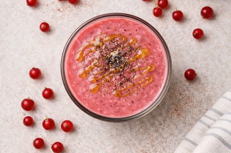 Antioxidativ Smoothie med Röda vinbär, Yoghurt och Jordgubbar