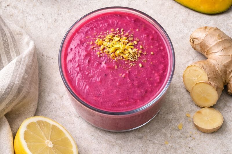 Beet Detox Smoothie med Rödbeta, Mango och Ingefära