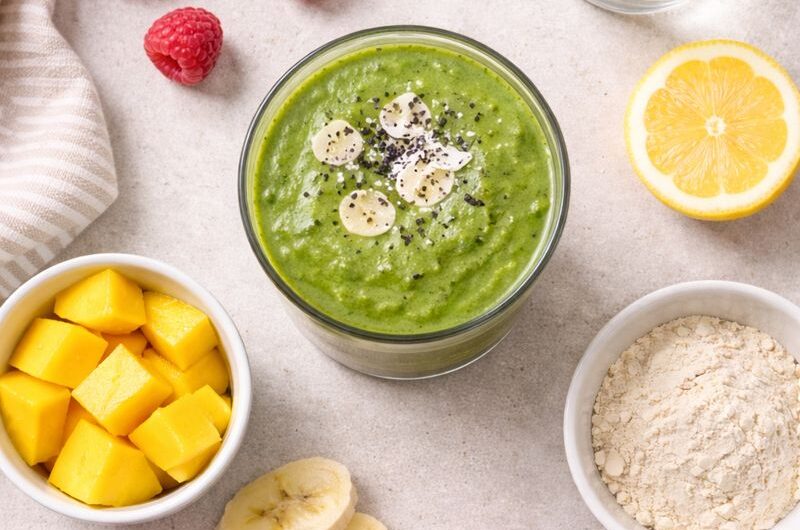 Grön Smoothie med Spenat, Hallon och Mango