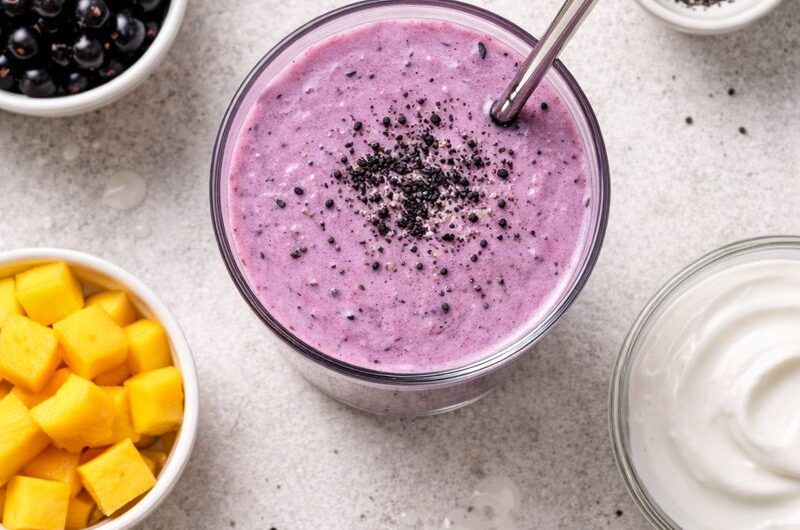 God Smoothie med Svarta vinbär, Mango och Yoghurt