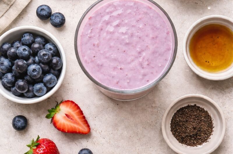 Antioxidativ Smoothie med Yoghurt, Jordgubbar och Blåbär