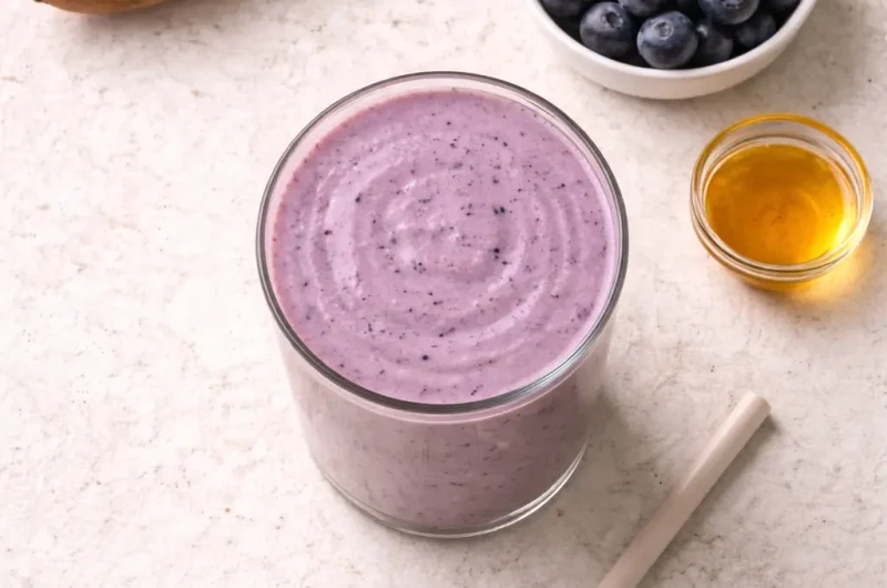 Enkel Smoothie med Sötpotatis, Blåbär och Mandelmjölk